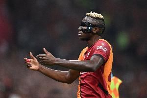 斯基拉：奥斯梅恩转会加拉塔萨雷交易陷入停滞，付款条件存在问题