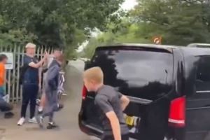 可怕😱伊萨克离开纽卡基地时遭球迷谩骂侮辱，有人试图砸碎车窗