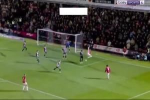 跳的真高啊！舍什科尝试高难度倒钩，但没踢到皮球