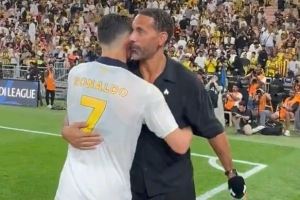 老友相见！C罗拥抱前来观战的费迪南德，两人亲切交流