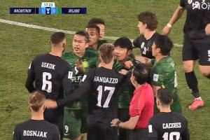 要冷静啊！池忠国飞铲放倒对手，随后双方爆发冲突，裁判未出牌