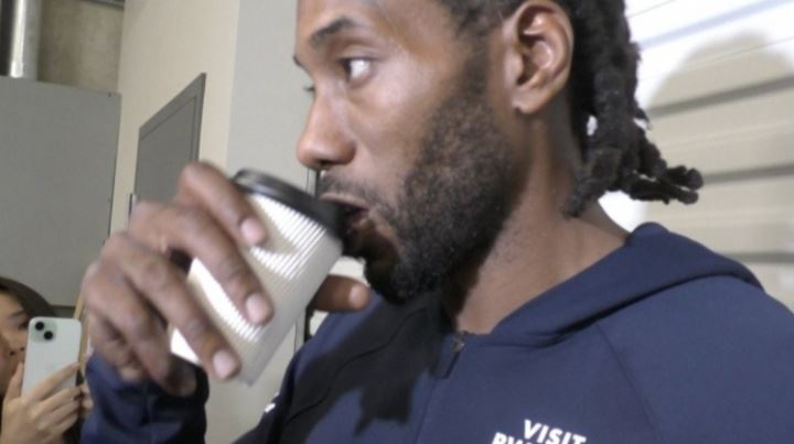 cue一下老詹！记者问杯子装得啥 小卡打趣：轩尼诗🍷